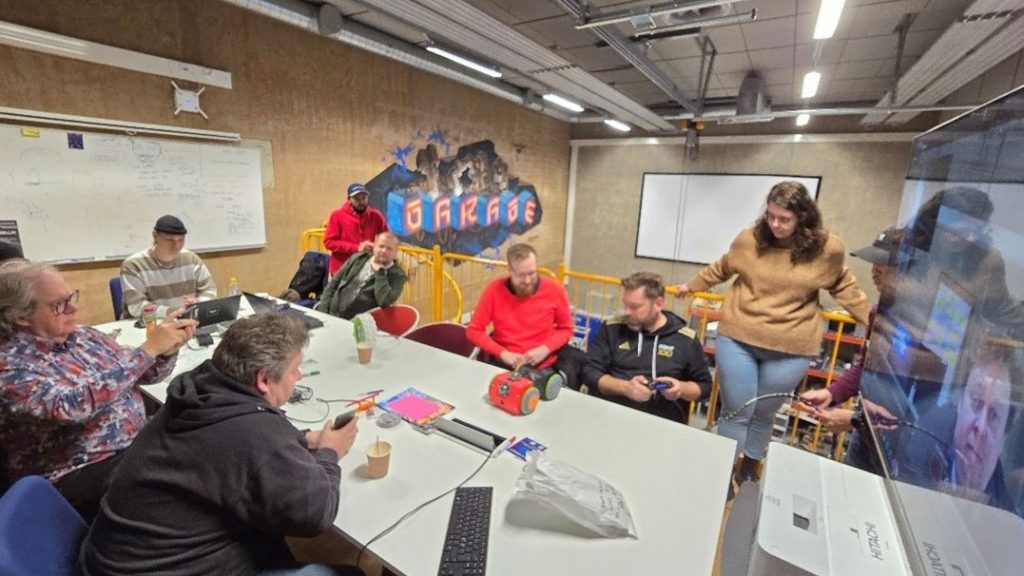 Robo Garagessa pidetty syksyn 24 kauden viimeinen palaveri. Opiskelijat ja Underground City Oy henkilöstö-2